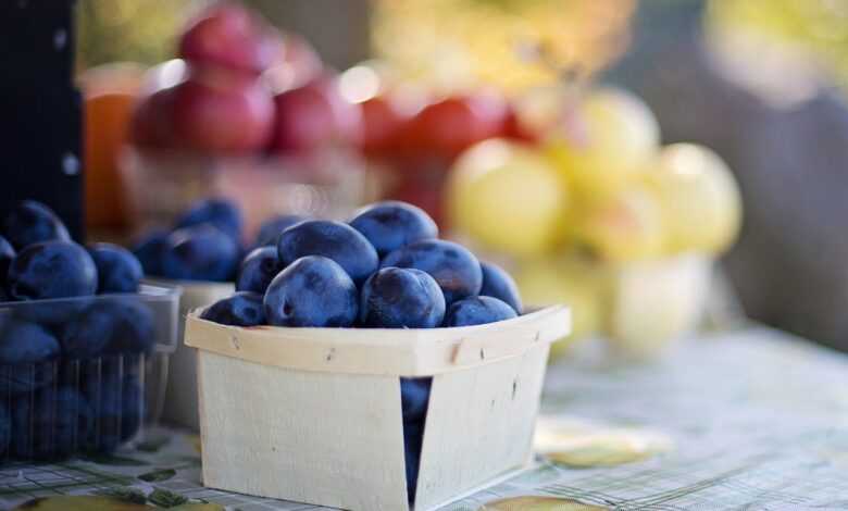 fruit, plums, fruit market