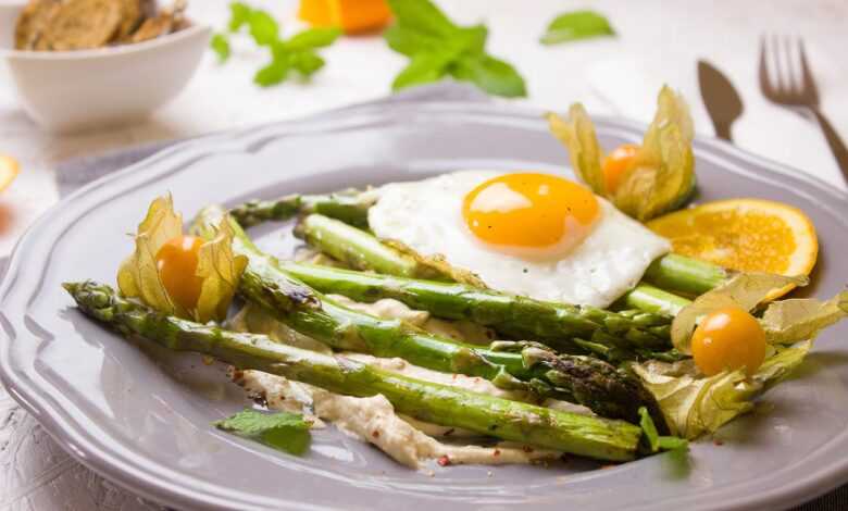 asparagus, fried egg, orange