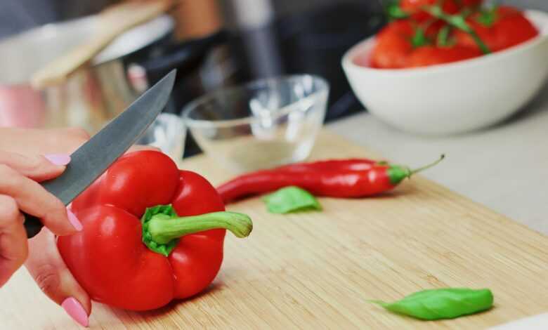bell pepper, slicing, culinary, capsicum, red bell pepper, red pepper, pepper, sweet pepper, cutting, ingredients, food, vegetables, cutting board, kitchen, food preparation, pepper, kitchen, kitchen, kitchen, kitchen, kitchen