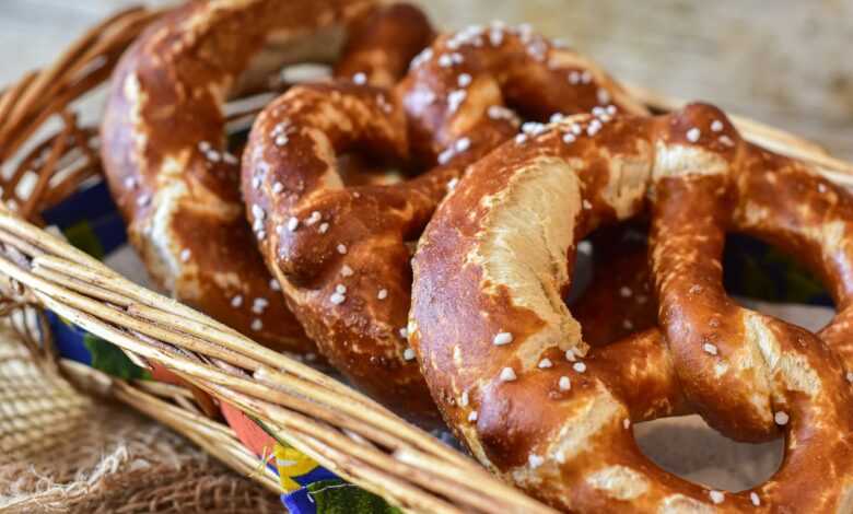 pretzels, bread, food