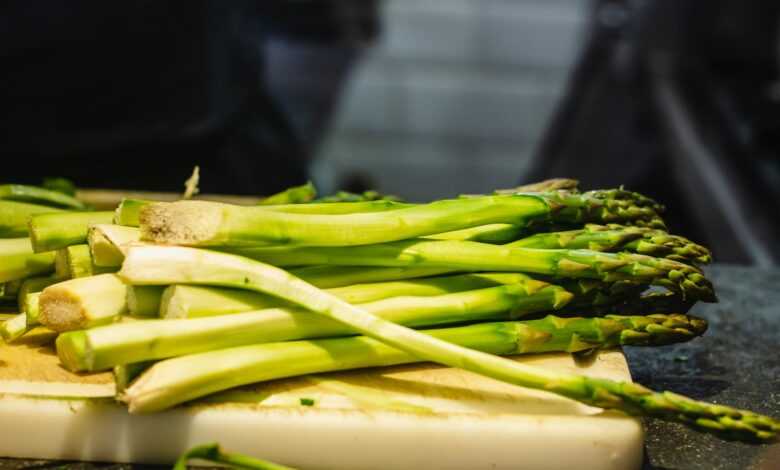 asparagus on chopping board