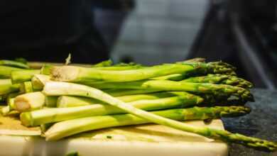 asparagus on chopping board