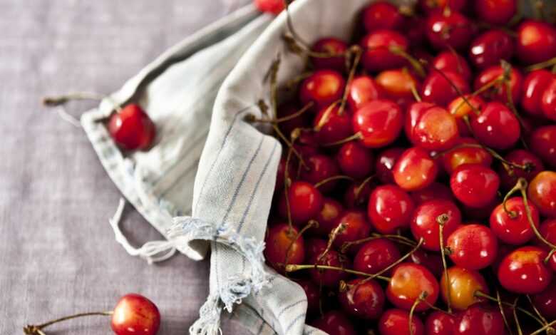 shallow focus photography of cherry fruits